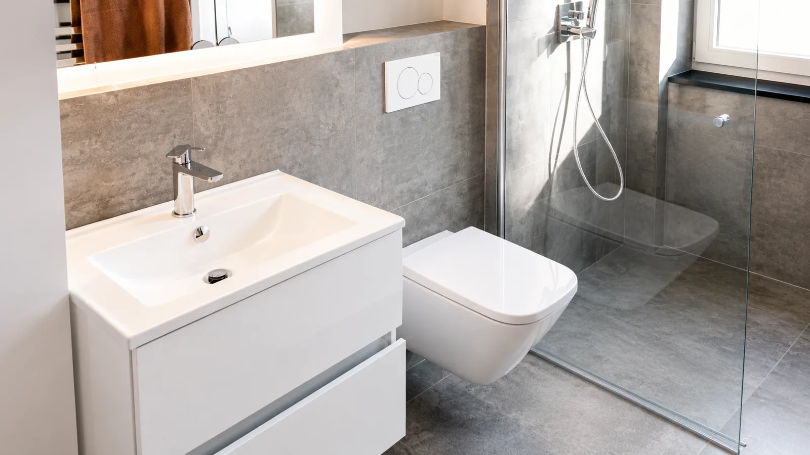 Modernes Badezimmer mit bodengleicher Dusche und Glasabtrennung – Schroers Sanitär Mönchengladbach