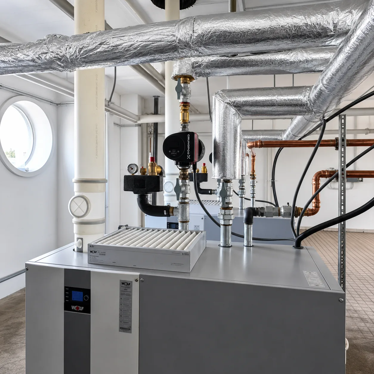 Modernisierte Kesselanlage im 13. Obergeschoss eines Wohn- und Geschäftshauses in Hamburg